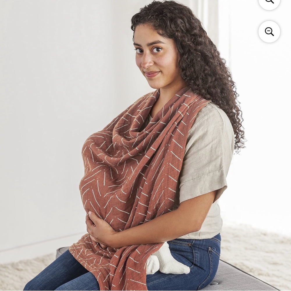 Itzy Ritzy Red and Cream nursing cover